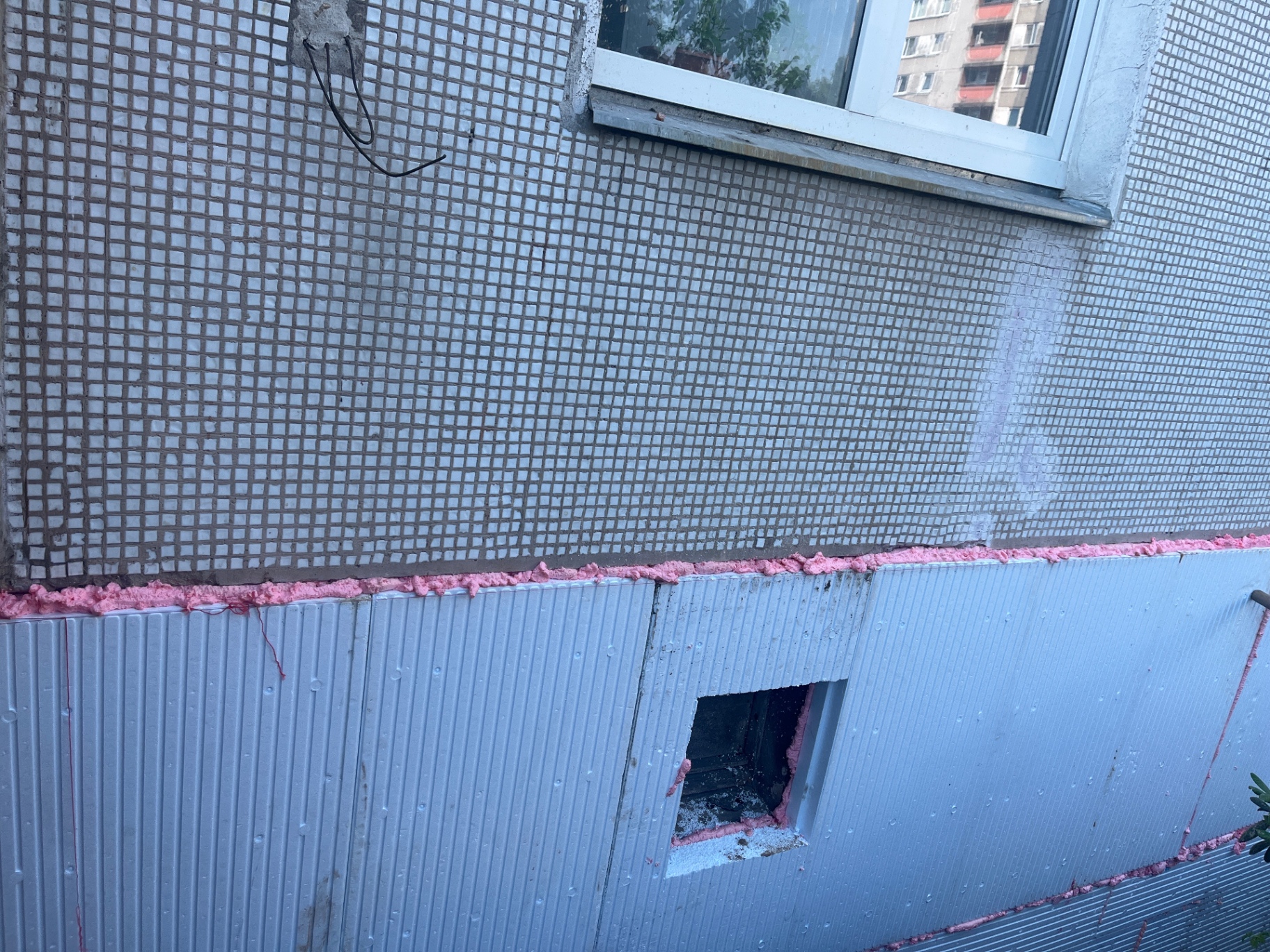 Daudzdzīvokļu nama cokola apdare
