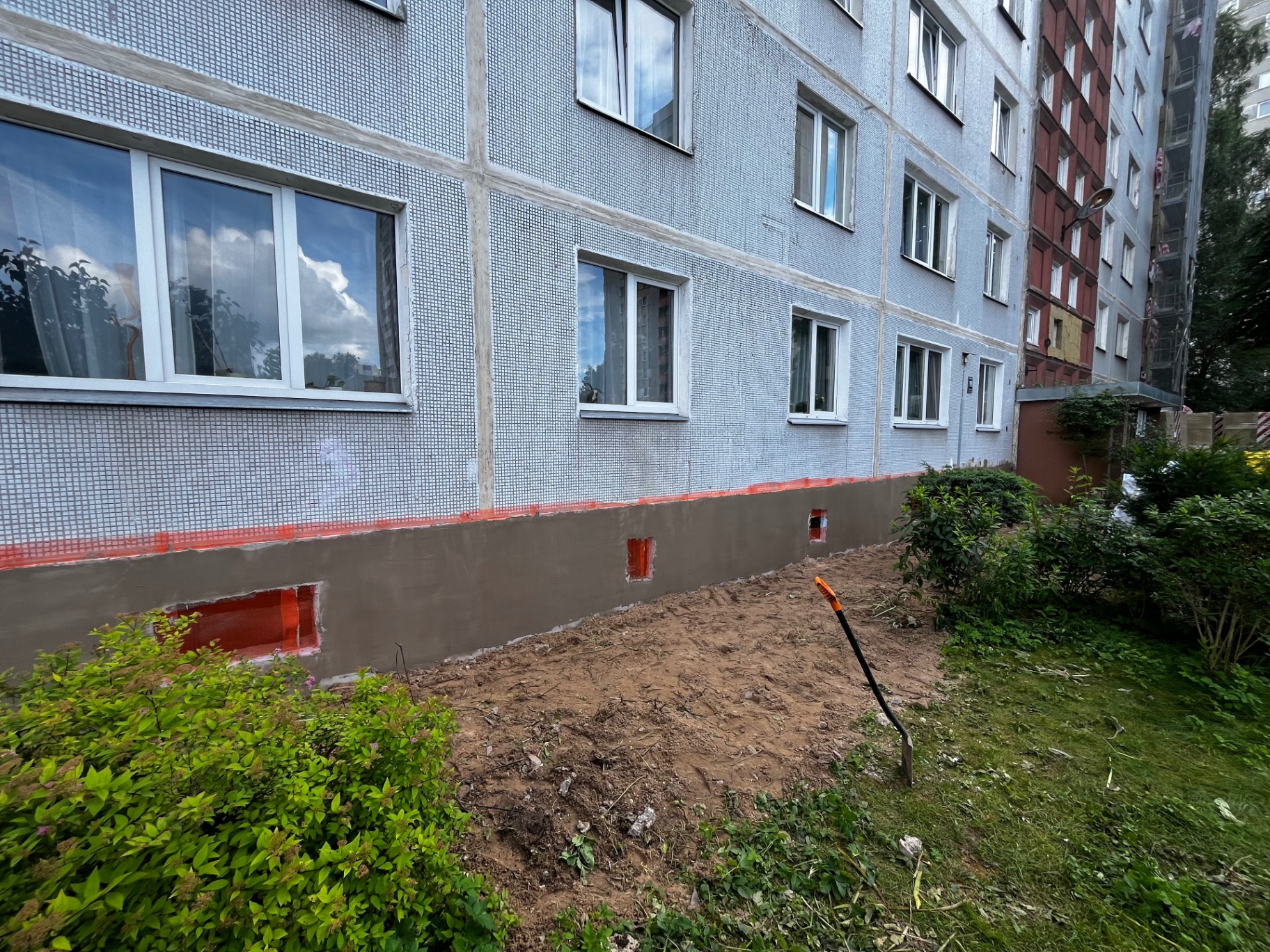 Daudzdzīvokļu nama cokola apdare