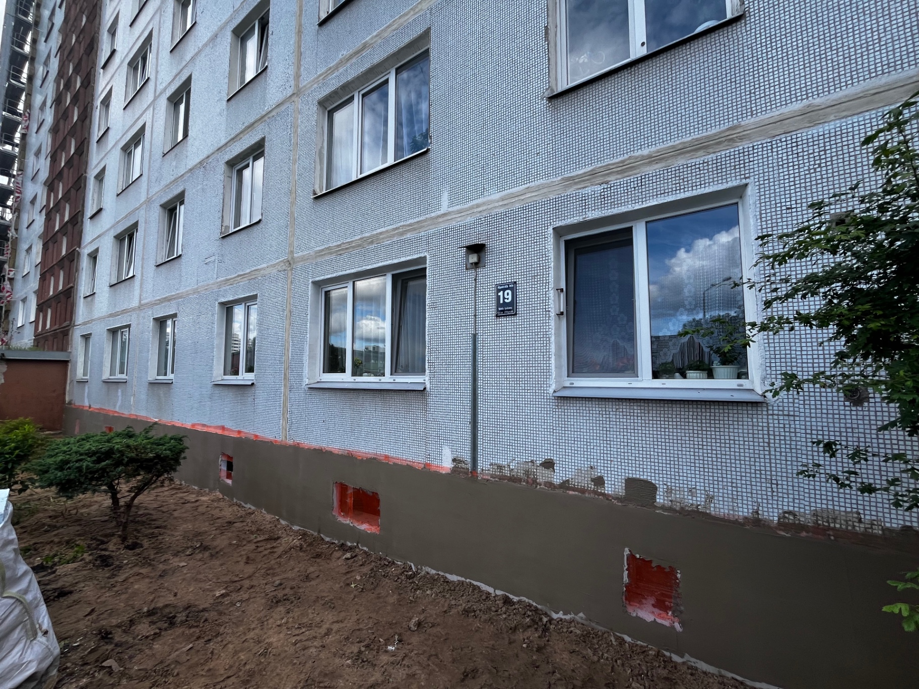 Daudzdzīvokļu nama cokola apdare
